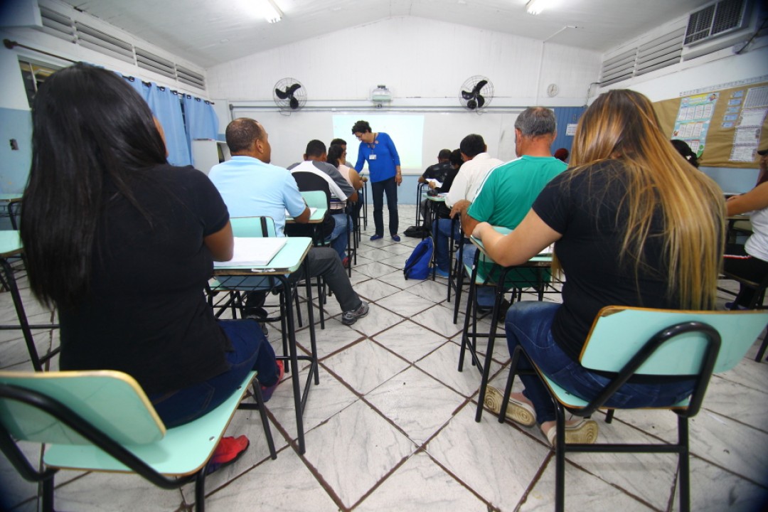 Mesmo com toque de recolher, professores do EJA trabalham até as 22h