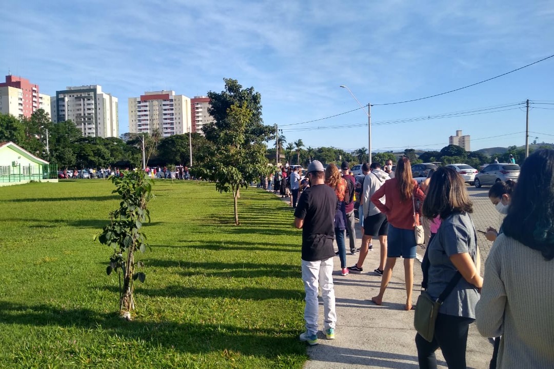 Desorganização na vacinação de profissionais da educação no Cefe